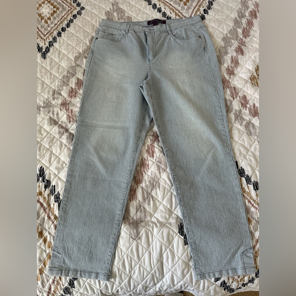 Gloria Vanderbilt Light bleu and white Denim Jeans. Size 12.‎ NWOT.